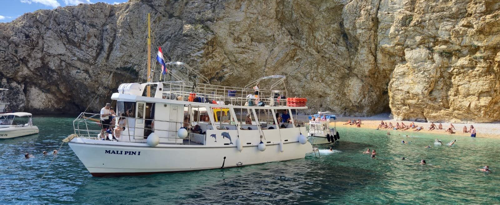 PLAVA ŠPILJA, ZLATNA PLAŽA I 4 OTOKA – NEZABORAVAN DAN NA KRKU